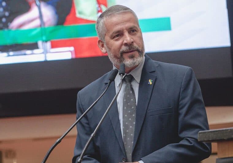 Salmir entrega a carta de renuncia para ser candidato a deputado estadual; leia