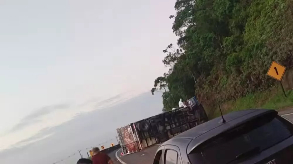 Caminhão tomba em curva da BR-101 em Biguaçu e trava trânsito na rodovia