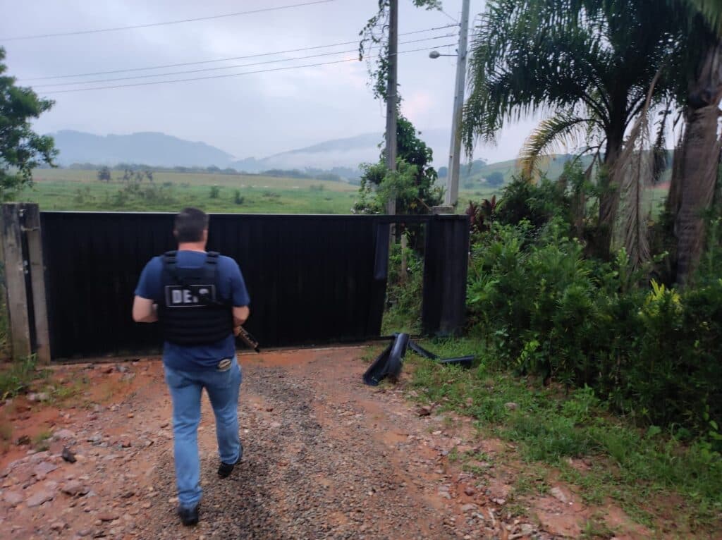 Operação Policial Prende Foragidos do Paraná por Tráfico em Sítio de Biguaçu