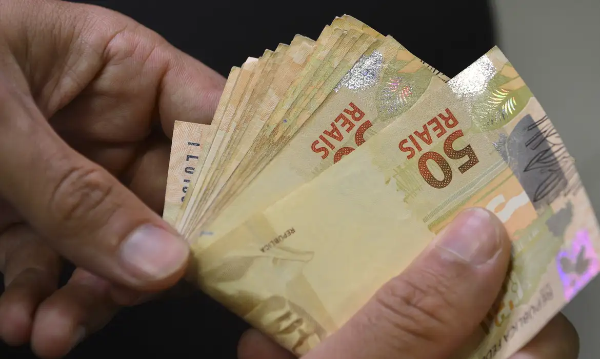 Inflação Acelera 0,7% em Fevereiro, Mas Taxa Anual Recua para 3,81% e Permanece na Meta do Governo